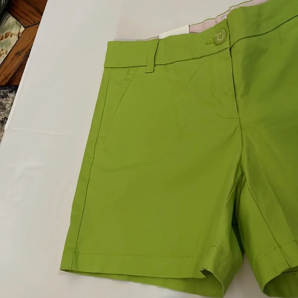 Crown & Ivy women's flat-front shorts size 4 NWT Bright Green